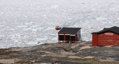 Hytterne ved Eqi har flot udsigt over havet ved Eqi - Fotograf: Grønlands Rejsebureau