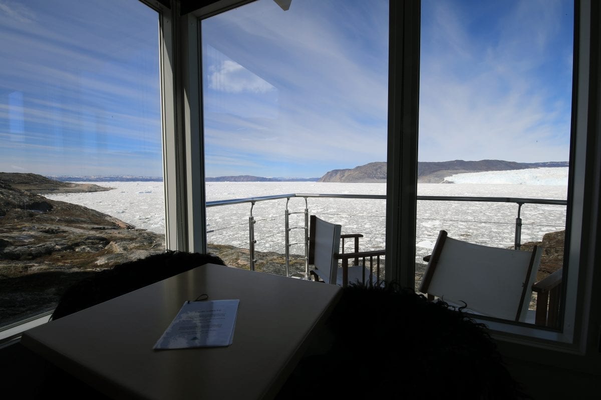 Udsigten over Eqi gletsjeren og havet fra en comfort hytte i Eqi - Fotograf: Grønlands Rejsebureau