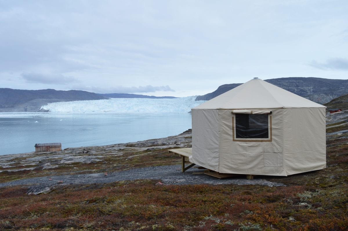 Vildmarkstelt med den smukke Eqi gletsjer i baggrunden i Grønland- Fotograf: Mads Asbjoern Klausen