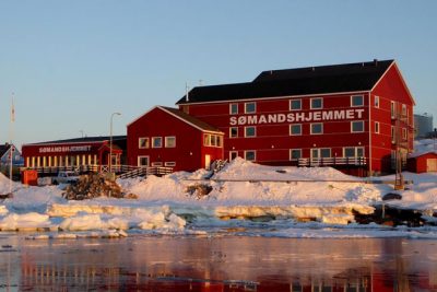 Sømandshjemmet i Aasiaat med udsigt over vandet