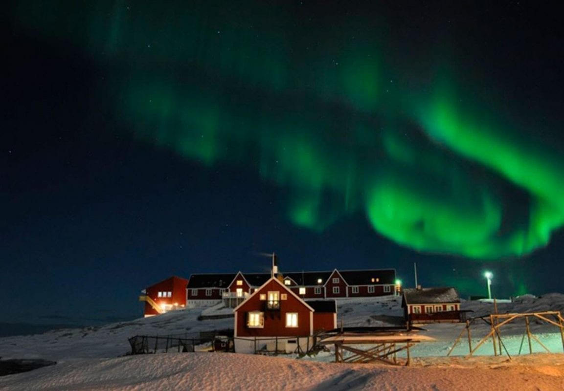 Nordlys over hospitalet i Ilulissat på en smuk. mørk polaraften