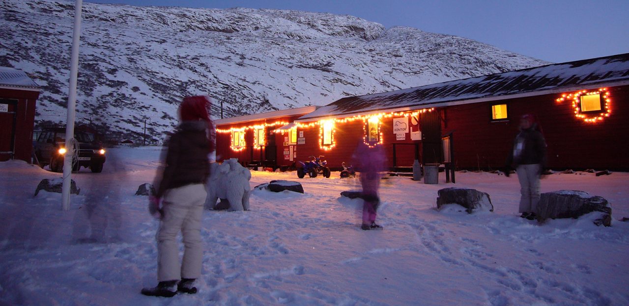 Old Camp i Kangerlussuaq med julelys og pynt