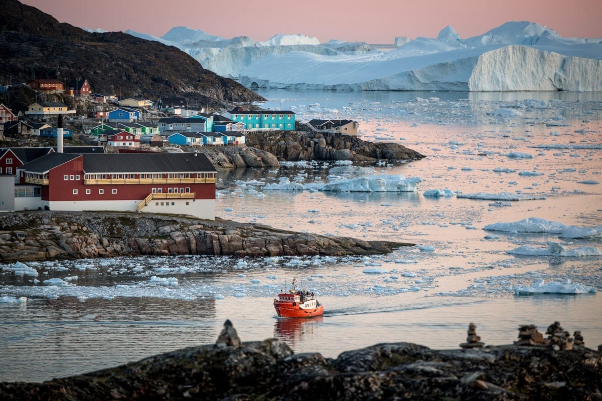 Foto: En passagerbåd nær Ilulissat og isfjorden i Grønland Photo by Mads Pihl - Visit Greenland
