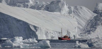 Båd sejler mellem isbjergene i Grønland - Fotograf: Mads Pihl - Visit Greenland