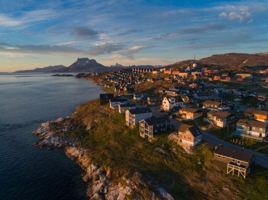 Udsigten over Nuuk fra luften med Sermitsiaq bjerget i baggrunden - Fotograf: Elia Locardi - Visit Greenland