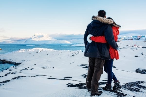 Et par nyder en dejlig udsigt over Sermitsiaq bjerget og Nuuk fjord i Grønland - Fotograf: Rebecca Gustafsson - Visit Greenland