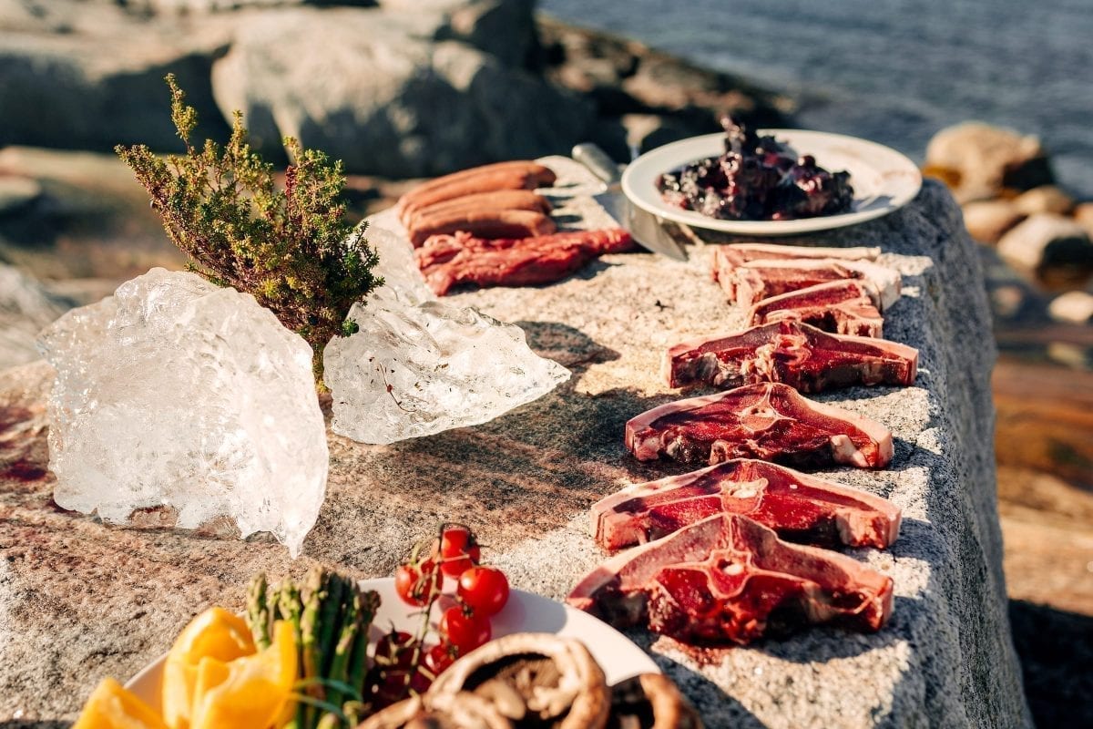 Et udvalg af kød er ved at blive forberedt på sten i Nuuk i Grønland - Fotograf: Rebecca Gustafsson, Visit Greenland