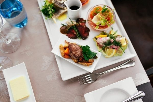 Grønlandsk mad på platte fra restaurant Sarfalik i Nuuk i Grønland - Fotograf: Rebecca Gustafsson, Visit Greenland