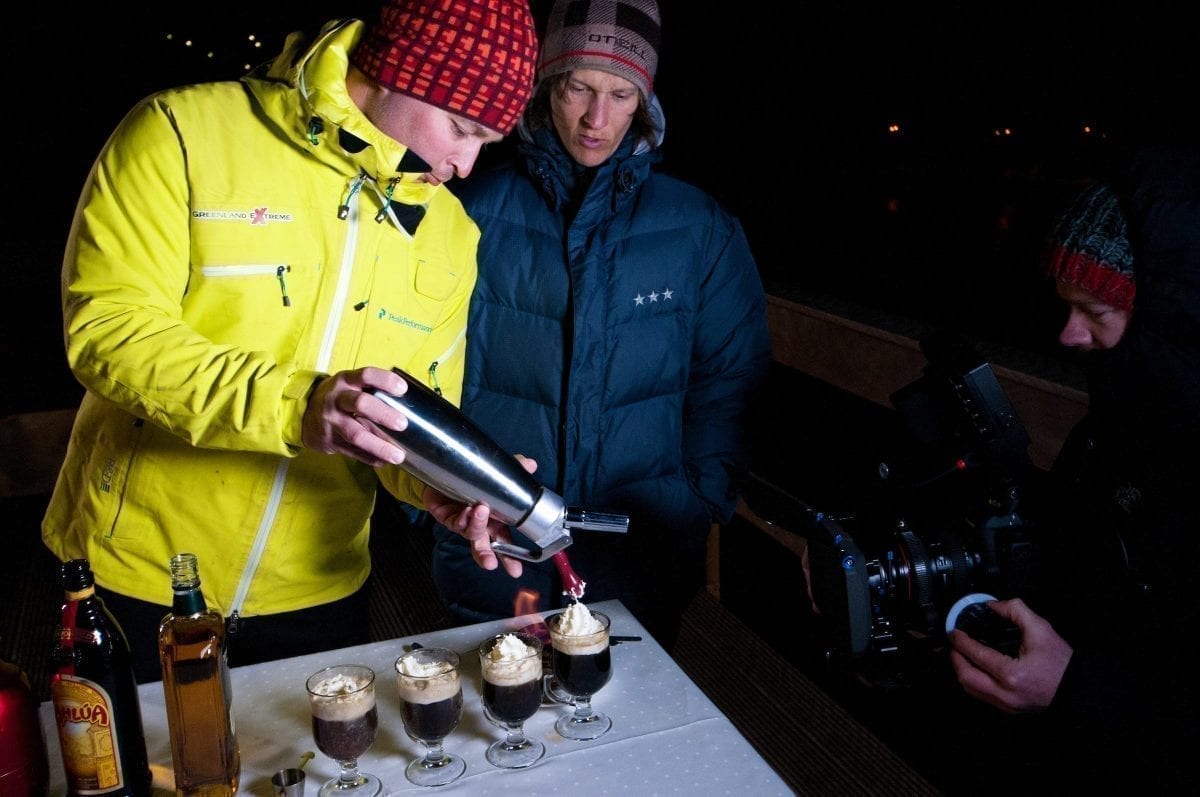 Grønlandsk kaffe er en specialitet, som mange nyder. Her ses det lavet på hotel Maniitsoq - Fotograf: Mads Pihl, Visit Greenland