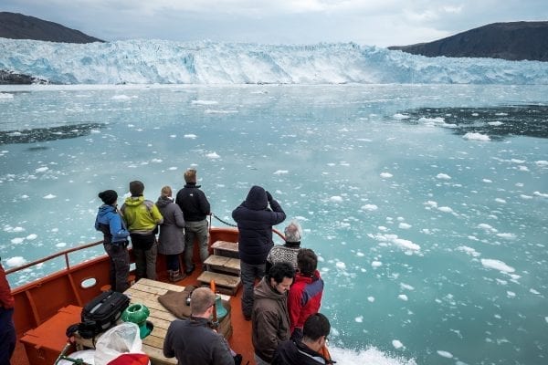 En båd med gæster foran den kælvende gletsjer ved Eqi - Fotograf: Mads Pihl - Visit Greenland