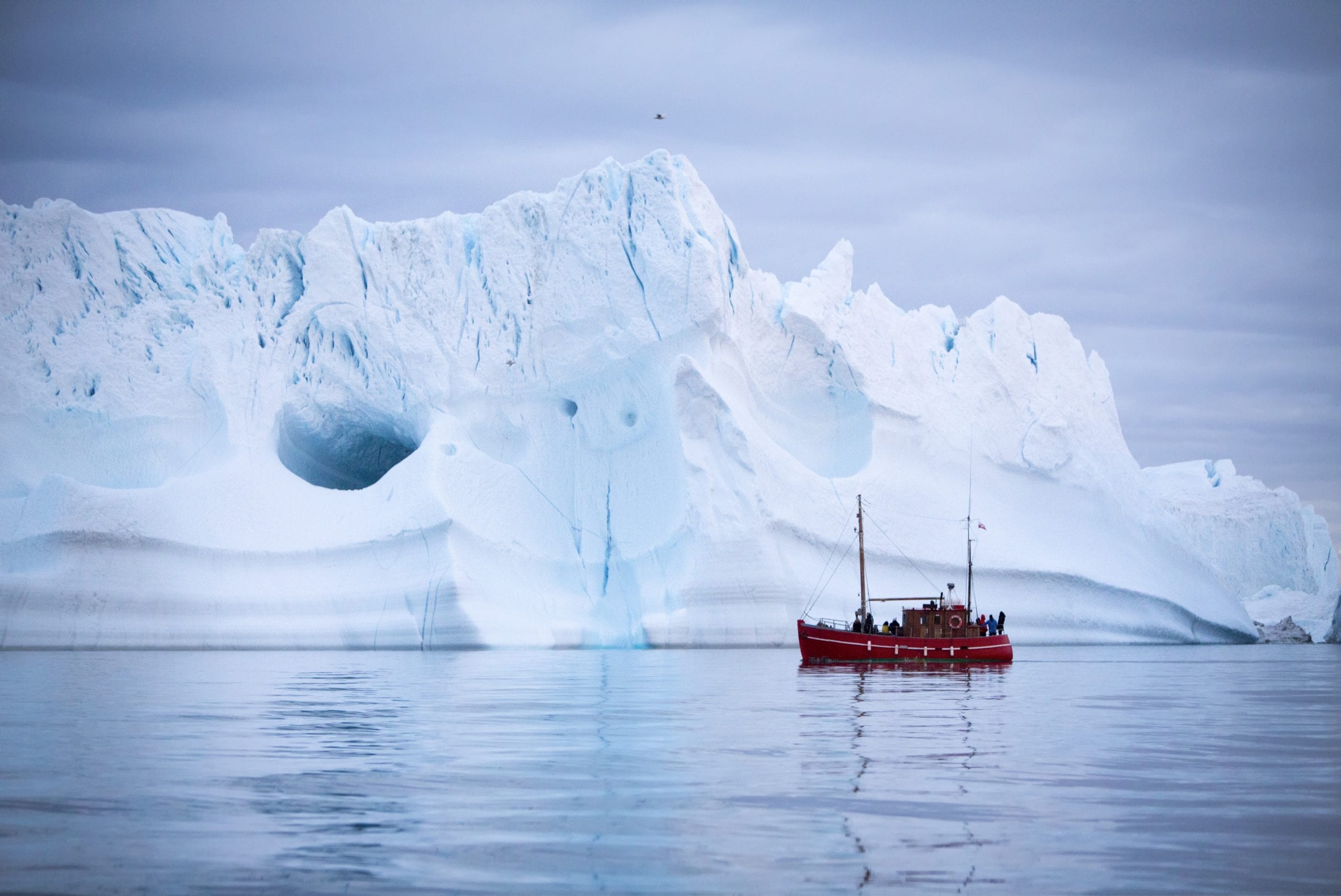En gruppe sejler mellem de store isbjerge tæt ved Ilulissat - Fotograf: Paul Zizka - Visit Greenland